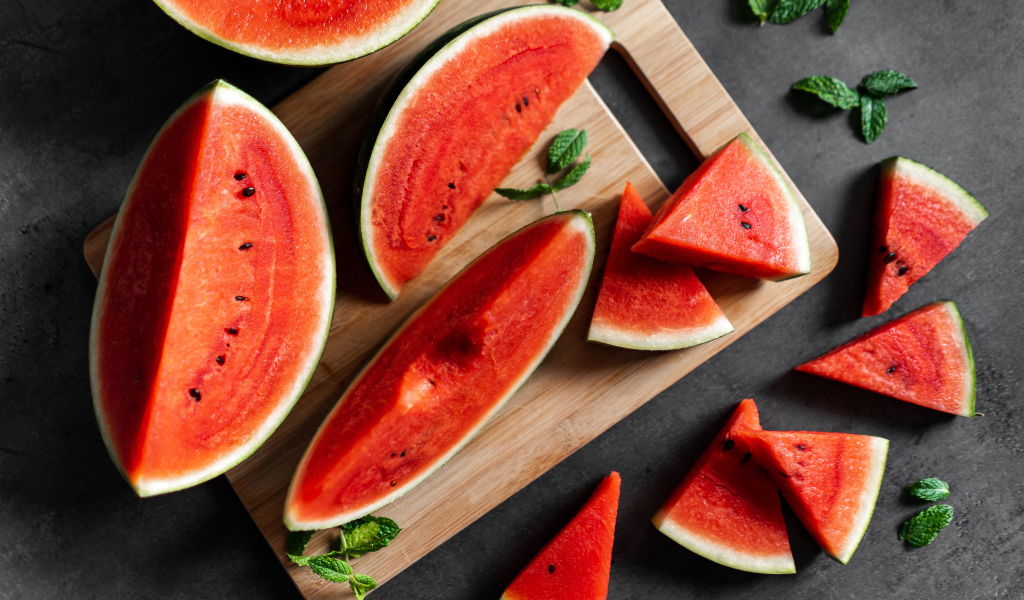 Кусочки сочного красного арбуза на доске