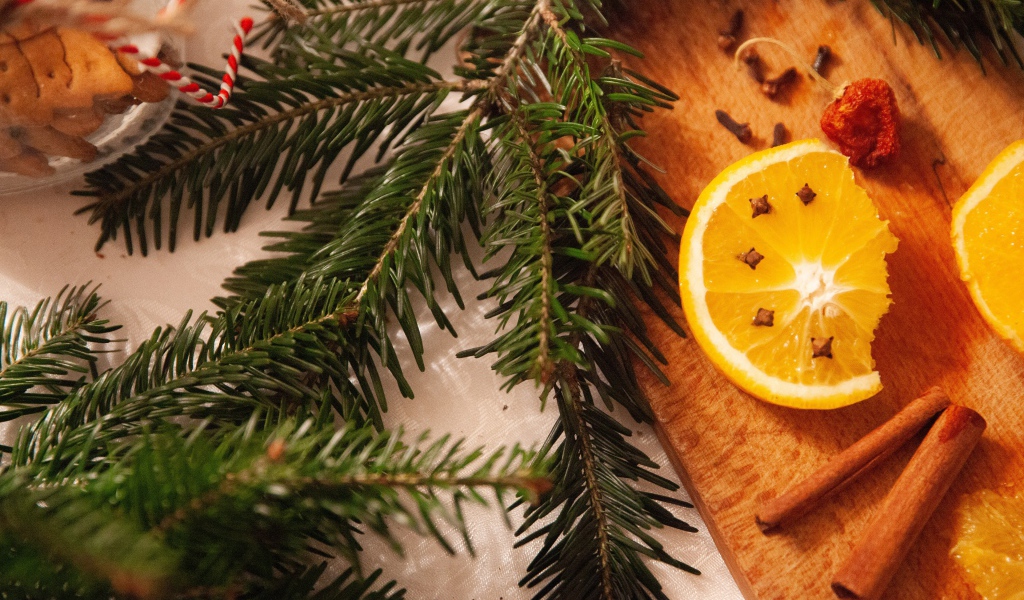 Еловая ветка с кусочками апельсина, корицей и гвоздикой 
