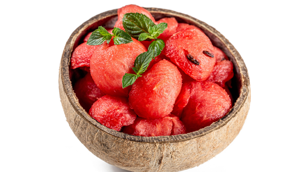 Сладкая мякоть арбуза в миске на белом фоне