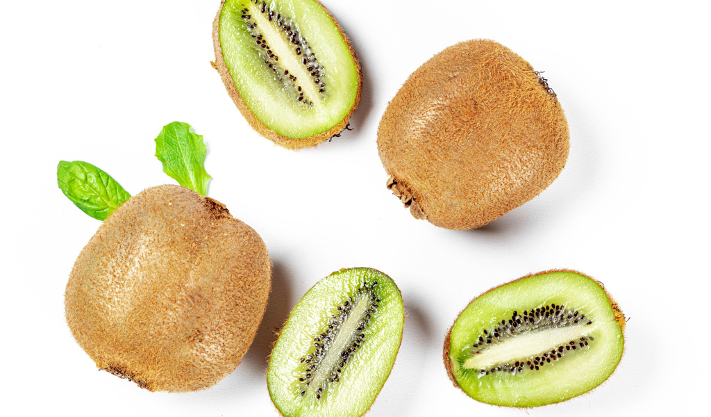 Вкусное киви на белом фоне