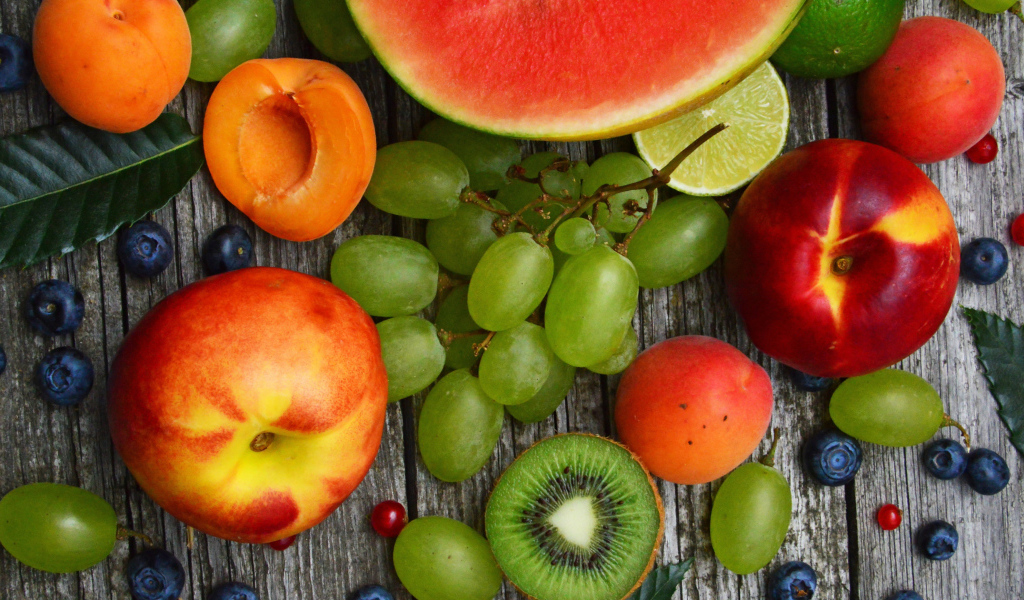 Вкусные спелые фрукты и ягоды на столе