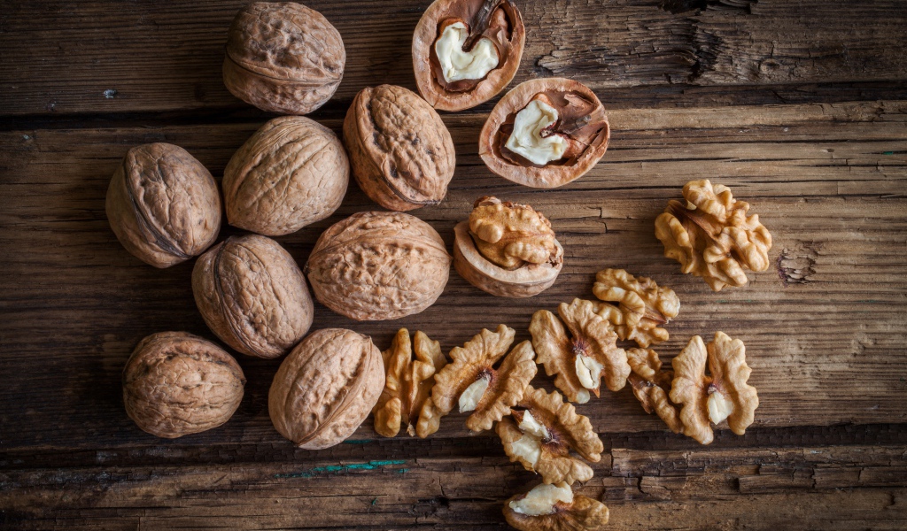 Грецкие орехи на деревянном столе 