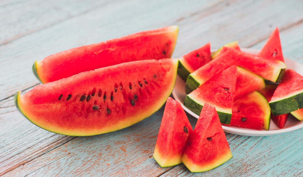 Арбуз нарезан кусками на столе 