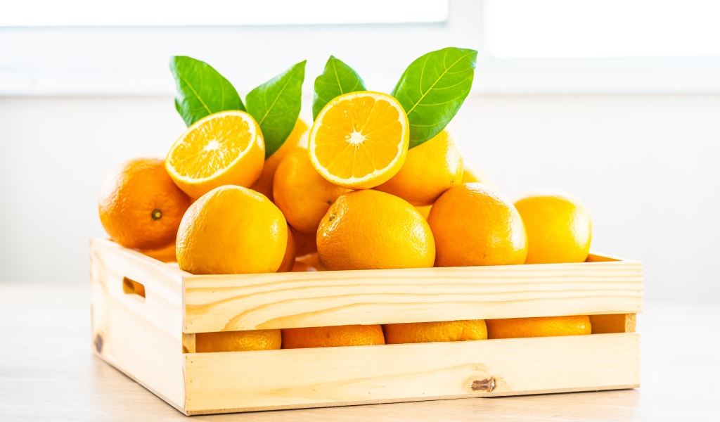 Деревянный ящик спелых сочных апельсинов