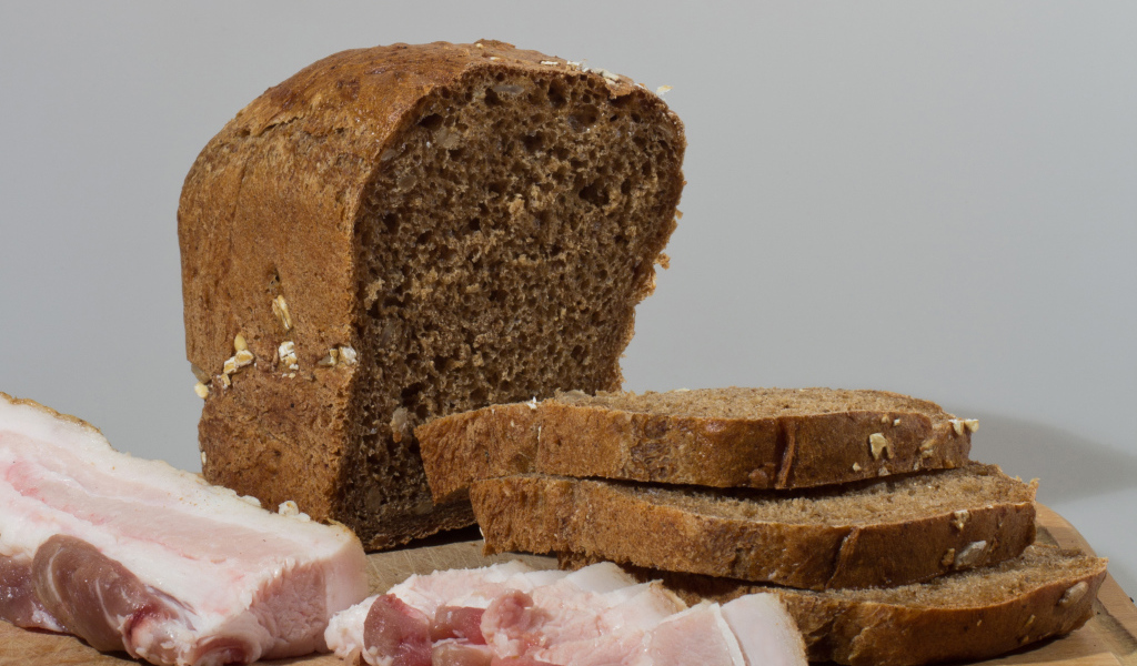 Черный хлеб на столе с нарезанным салом