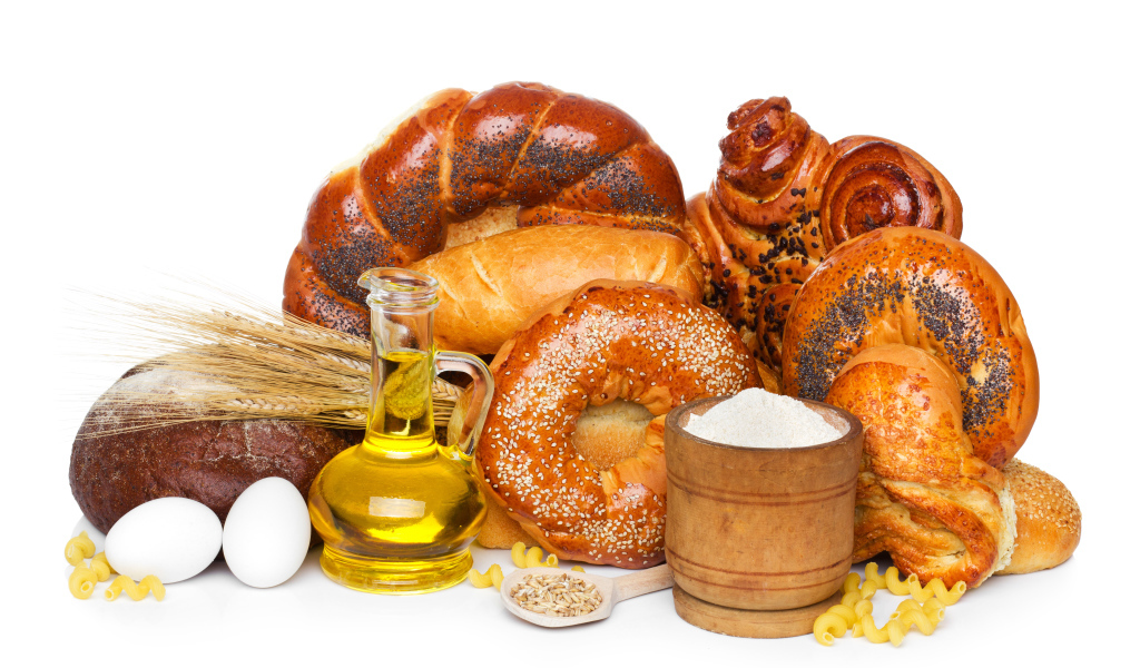 Свежая выпечка с мукой, маслом и яйцами на белом фоне