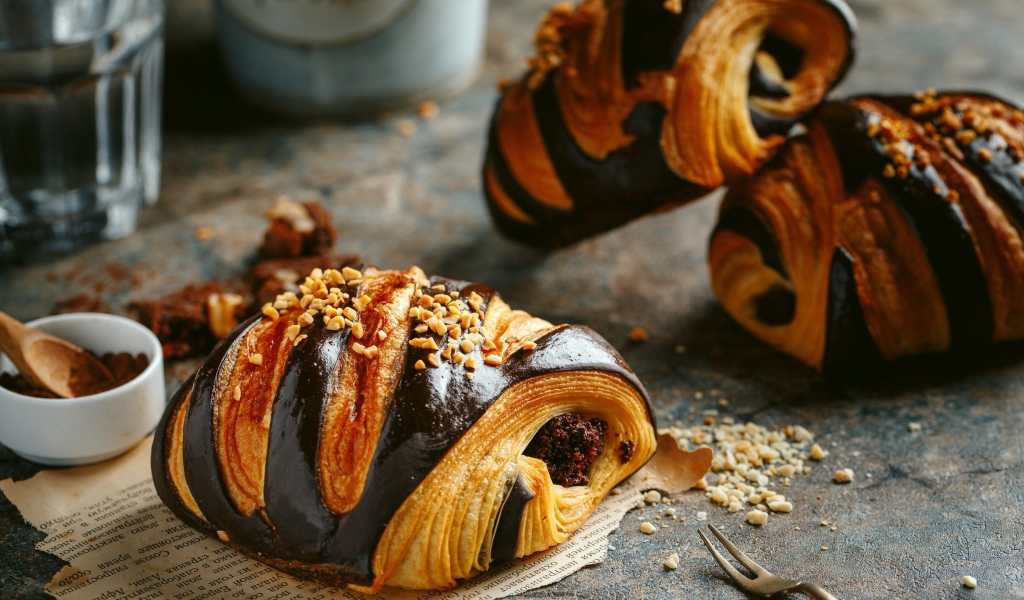 Аппетитные булочки  с шоколадом и орехами 