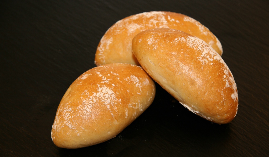 Три свежие булочки на столе 