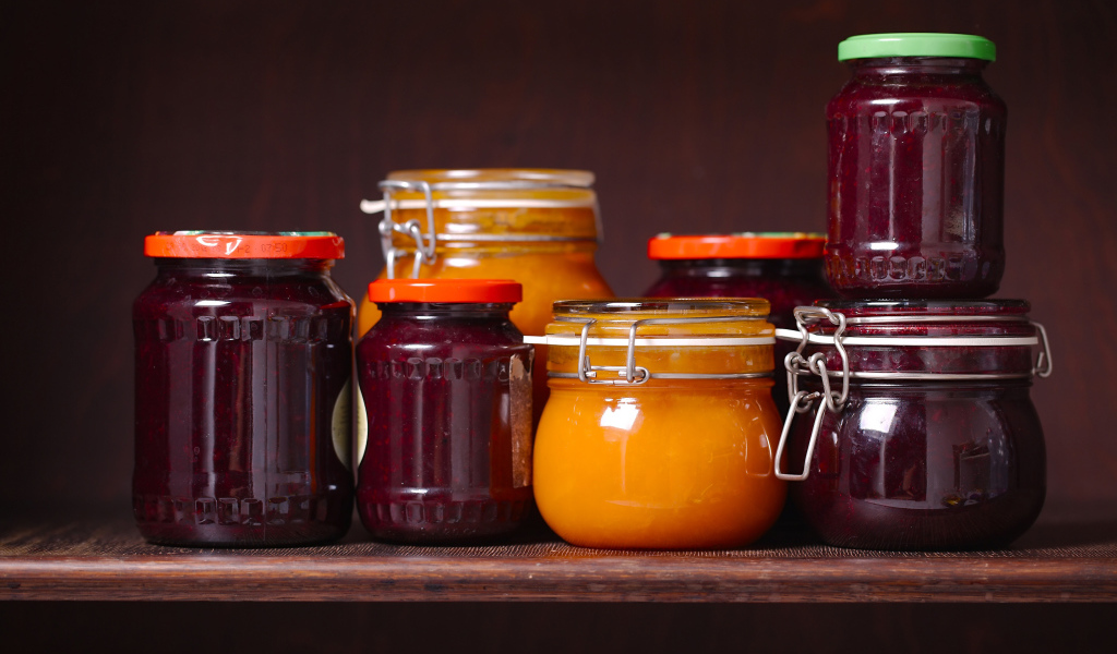 Много заготовок джема на зиму на столе 