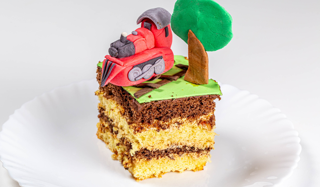 Кусок торта на белой тарелке с декором 