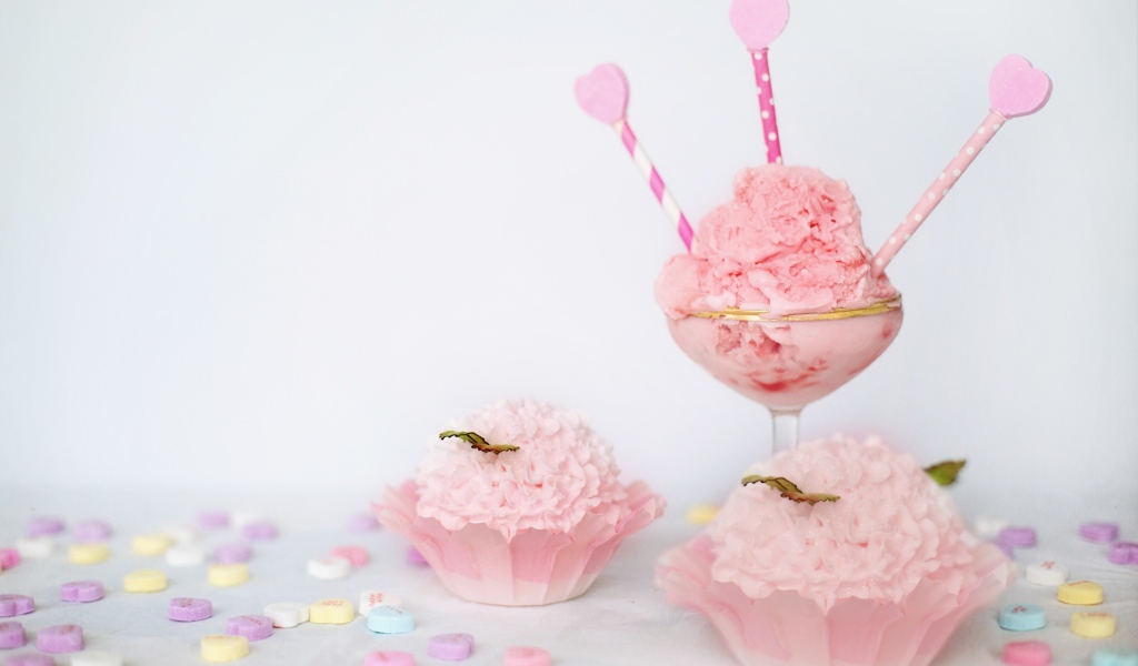 Воздушное розовое пирожное с кремом