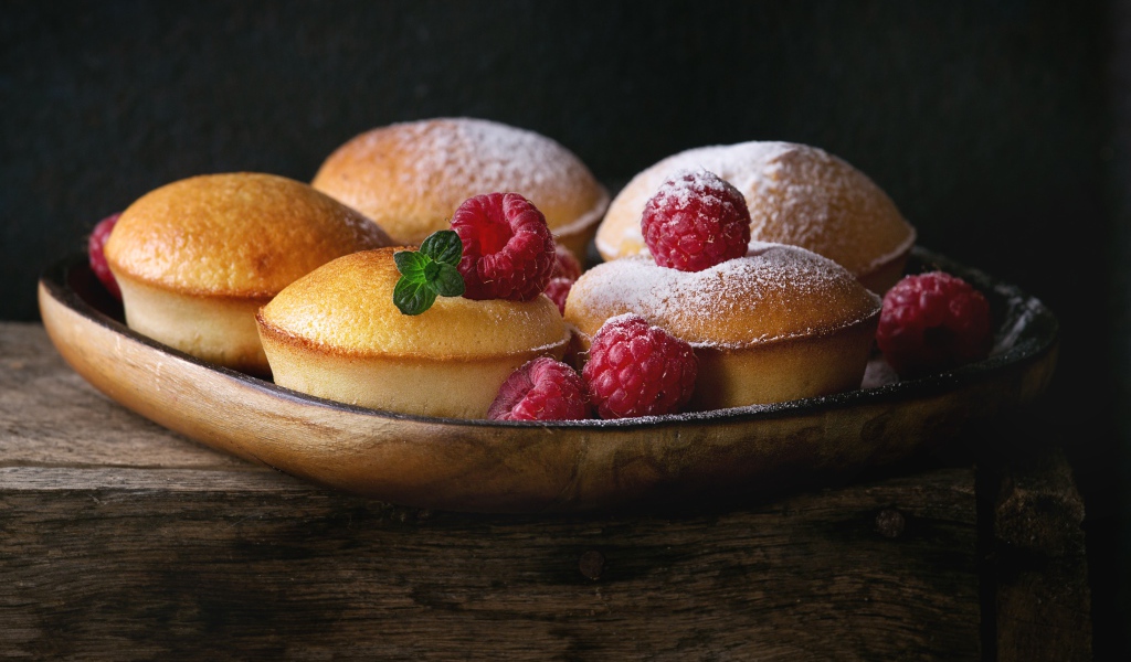 Аппетитные кексы с ягодами малины и сахарной пудрой 