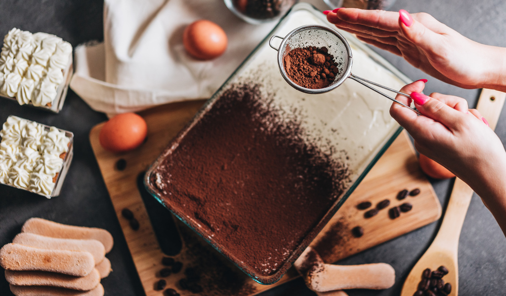 Аппетитный десерт посыпан какао 