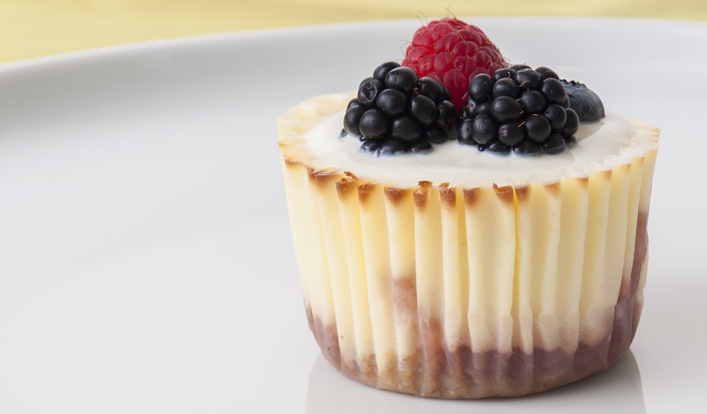 Аппетитный десерт с ягодами черники и малины 