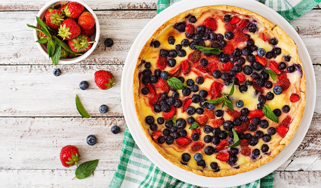 Аппетитный песочный пирог с ягодами клубники и черники 