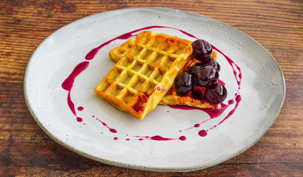 Аппетитные сладкие вафли с вишневым вареньем 