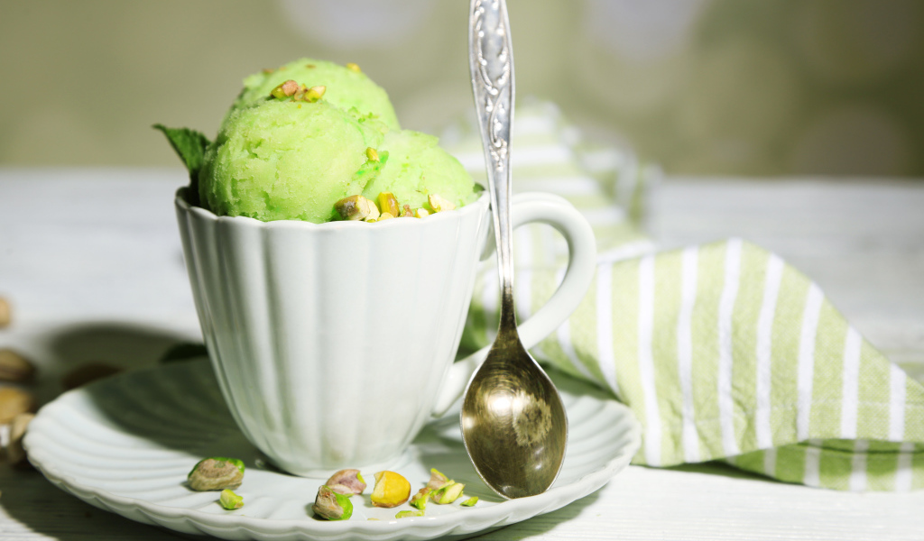 Шарики фисташкового мороженого в чашке