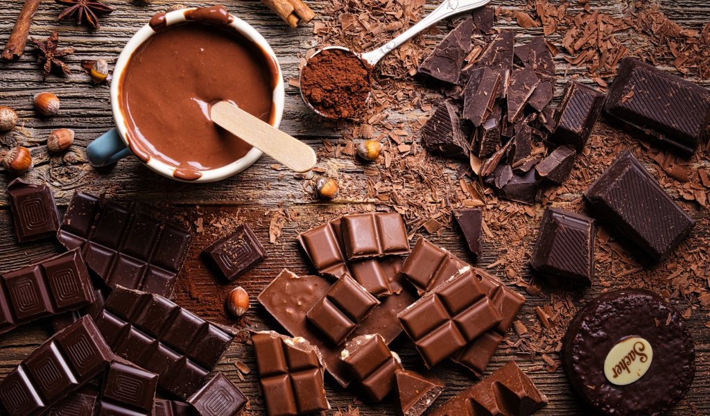 Плитки черного и молочного шоколада на столе 