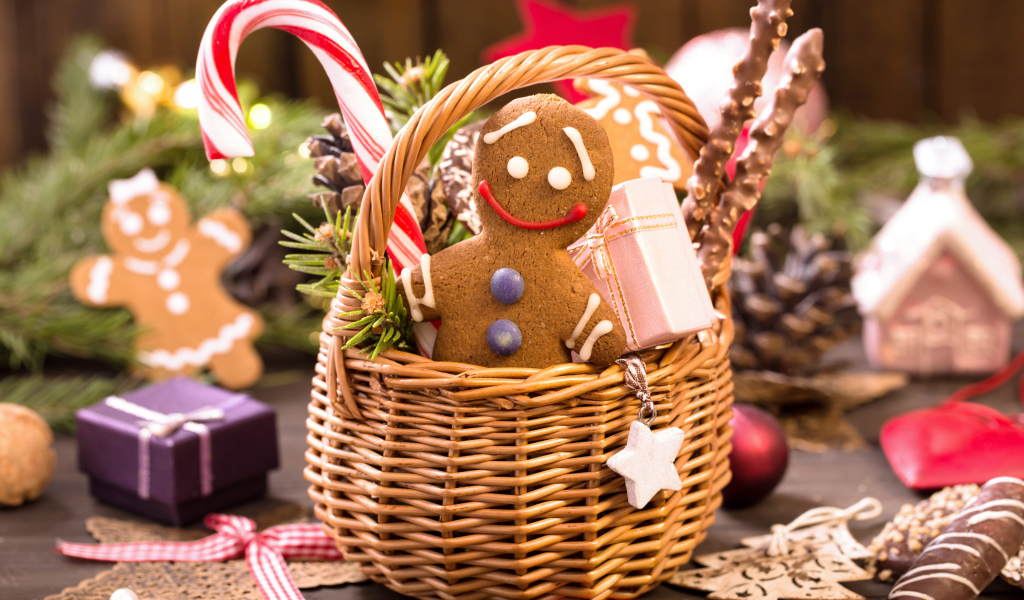 Красивое рождественское печенье в корзине со сладостями