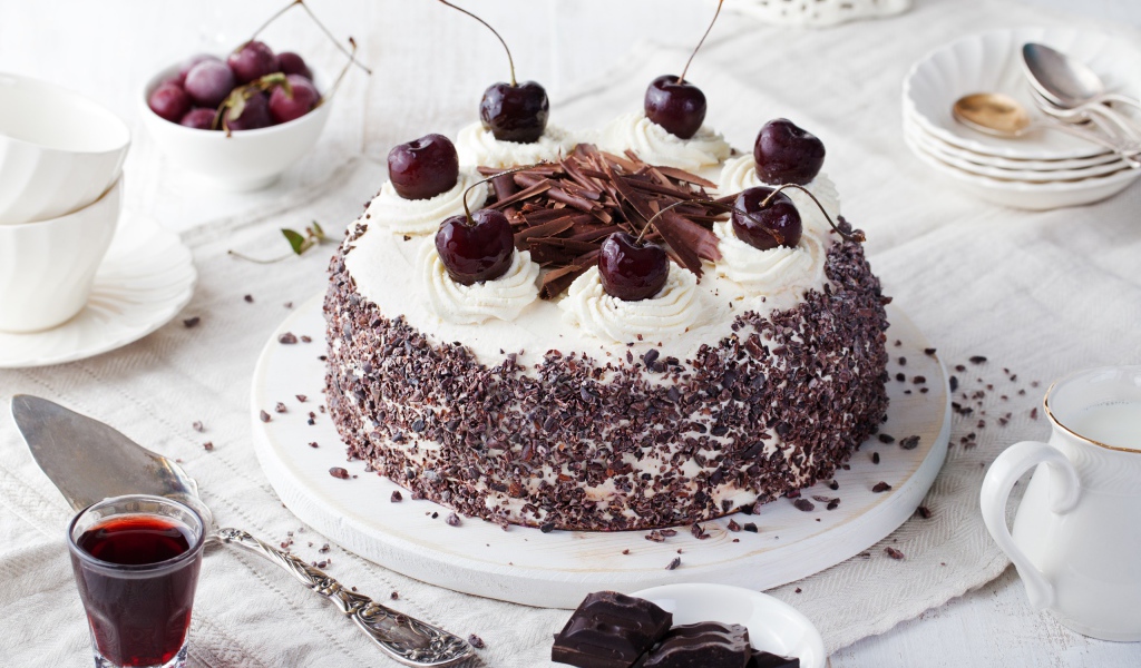 Красивый торт с кремом, шоколадом и черешней