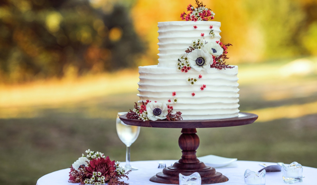 Красивый свадебный торт с цветами 