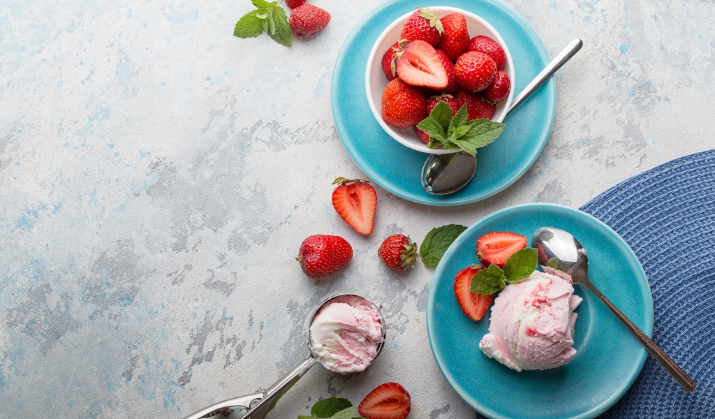 Ягодное мороженое на тарелке с ягодами клубники 
