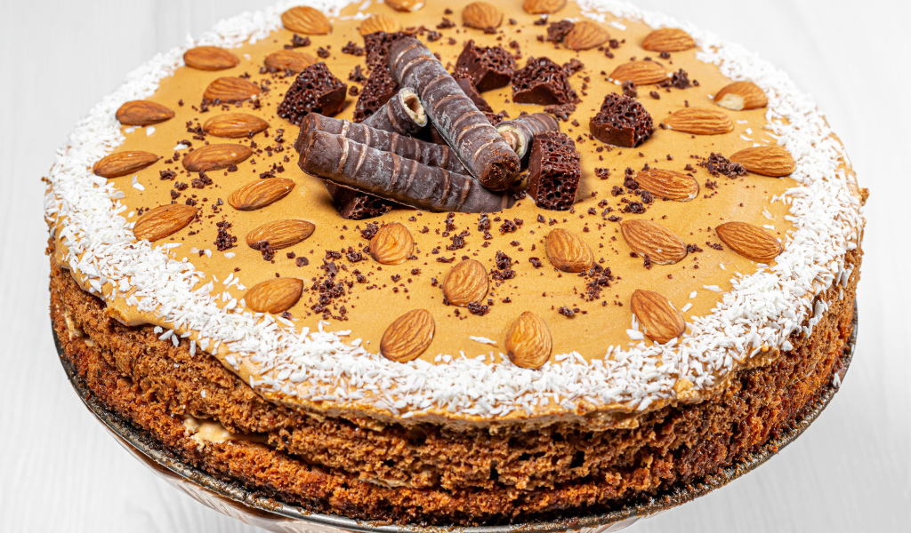 Большой торт со сгущенкой, орехами и шоколадом  на столе