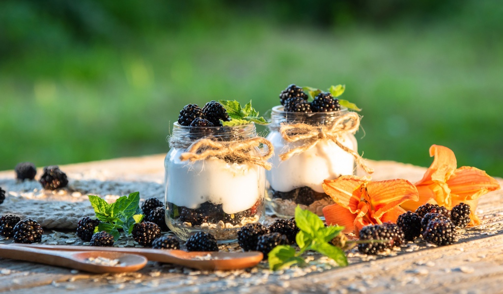 Ягоды ежевики в банках с йогуртом 