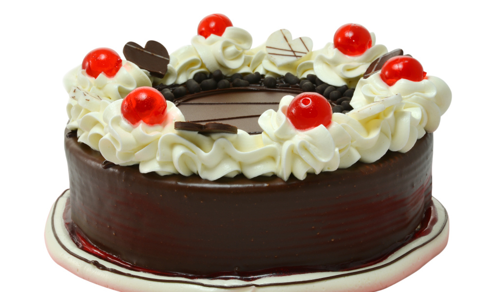 Торт в шоколаде украшен сливками на белом фоне