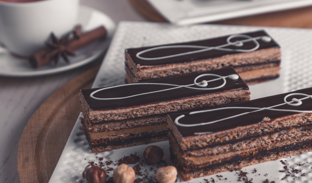 Пирожное мелодия на столе с орехами и чаем