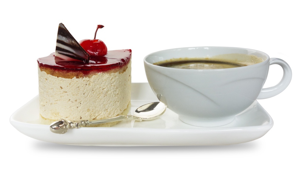 Пирожное с чашкой кофе на белом фоне