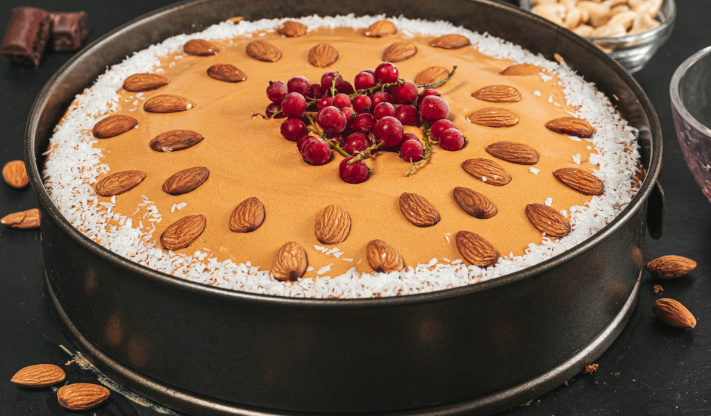 Торт с миндальными орехами, кокосовой стружкой и красной смородиной