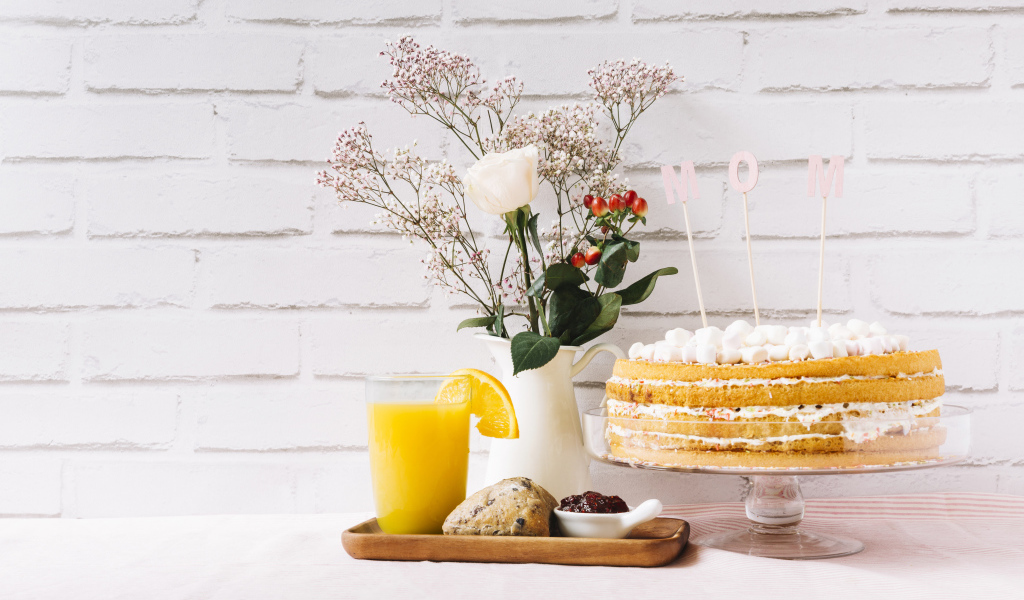 Торт с цветами кексом и соком для мамы