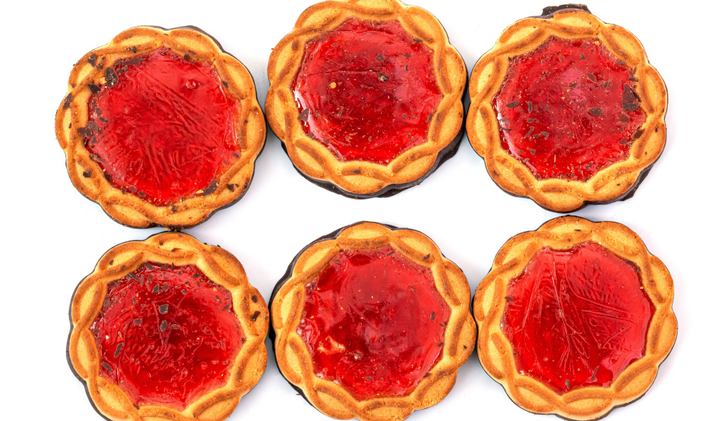 Пирожное с джемом на белом фоне