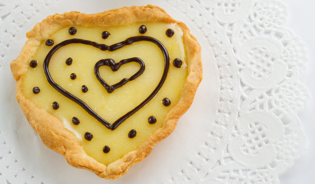 Пирожное с лимонным кремом и шоколадом на столе 