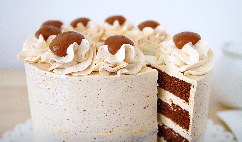 Торт с белым кремом и кофейными коржами 