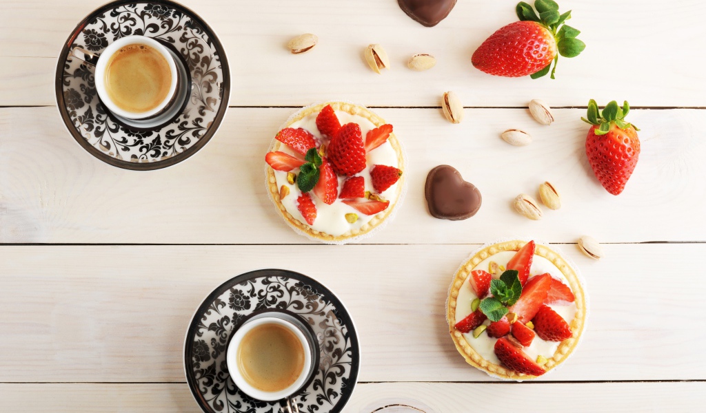 Пирожные с клубникой на столе с кофе