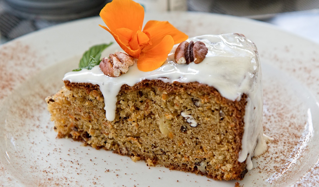 Морковный торт с орехами на тарелке 