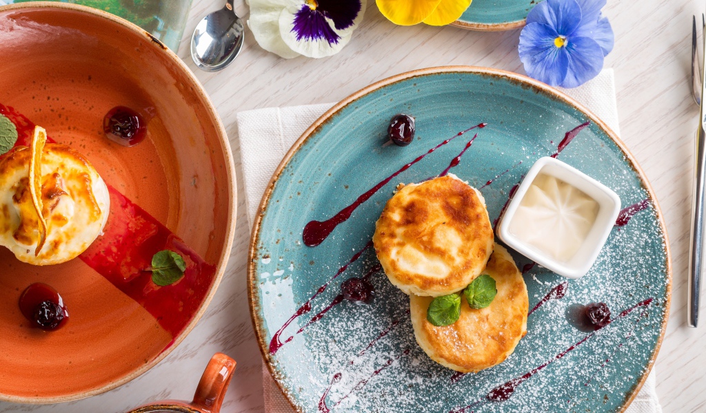 Сырники на тарелке с джемом 