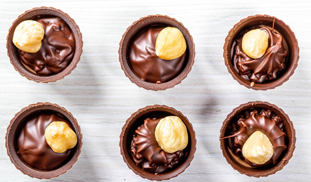 Шоколадные конфеты с фундуком на столе