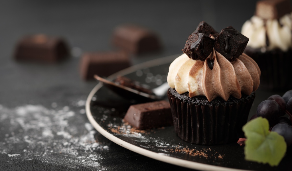 Шоколадный крем с кремом на тарелке с виноградом