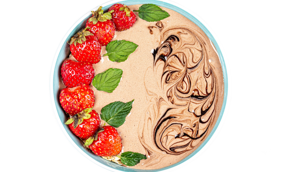 Шоколадный десерт с ягодами клубники на белом фоне