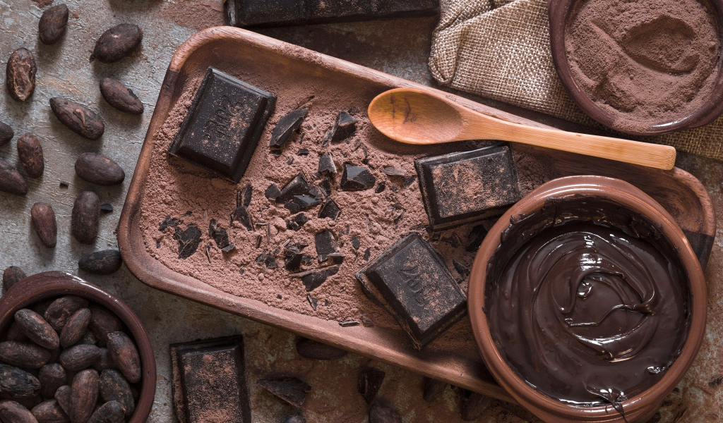 Шоколад на столе с какао зернами 