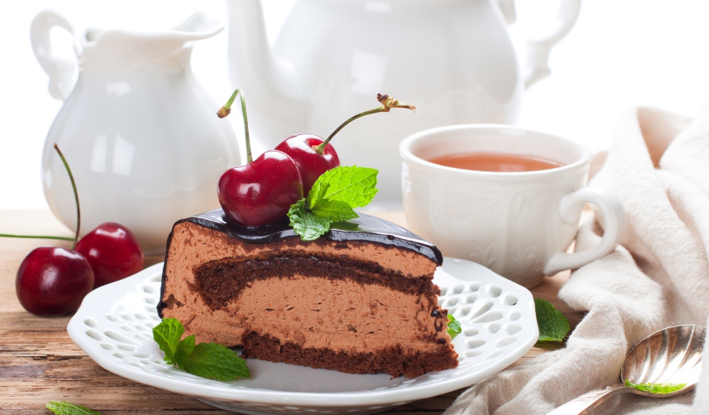 Торт с суфле в шоколаде с ягодами черешни на столе с чаем