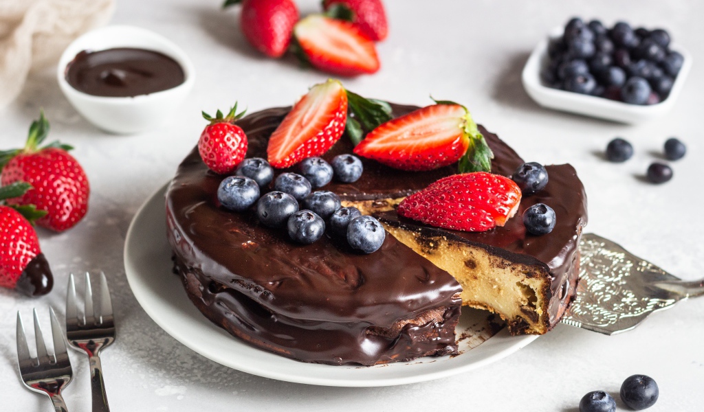 Пирог в шоколаде с ягодами черники и клубники 