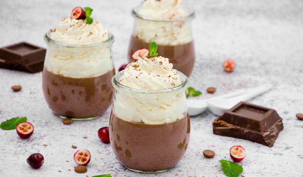 Шоколад со сливками в баночках на столе 