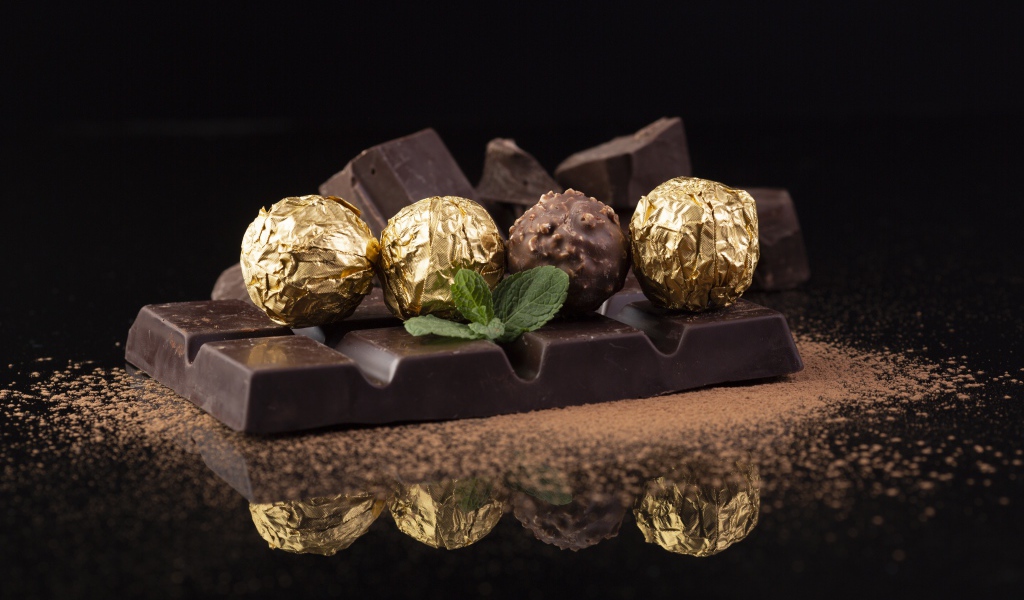 Конфеты на столе с шоколадной плиткой