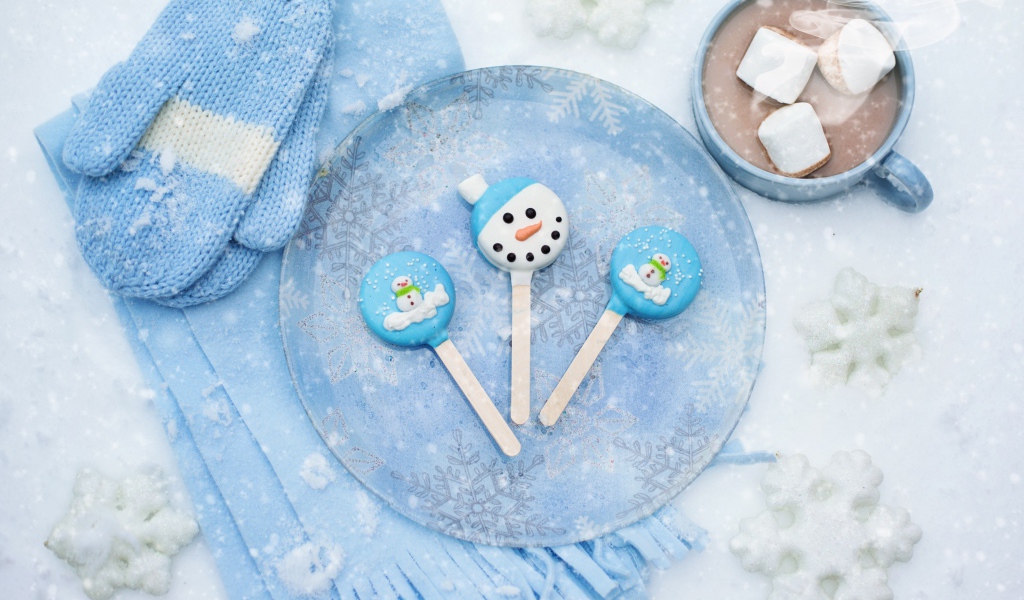 Новогодние конфеты на снегу с какао и варежками 
