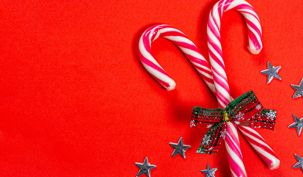 Рождественские леденцы с бантом на красном фоне