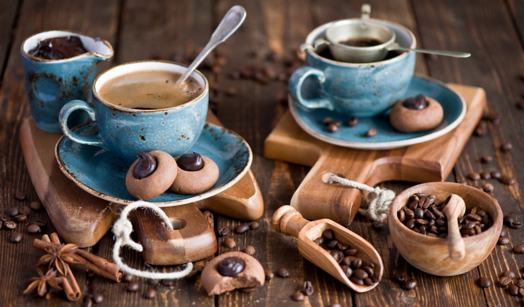 Кофе на столе с печеньем и кофейными зернами